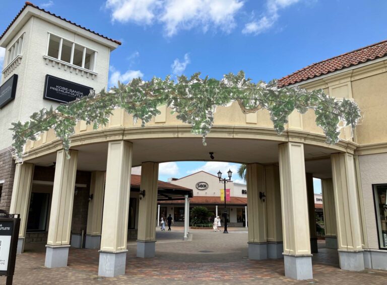 異国情緒あふれる神戸三田アウトレットにいざなう、西宮市在住フローリストによるエントランス装飾を設置　7月9日（火）よりのメイン画像