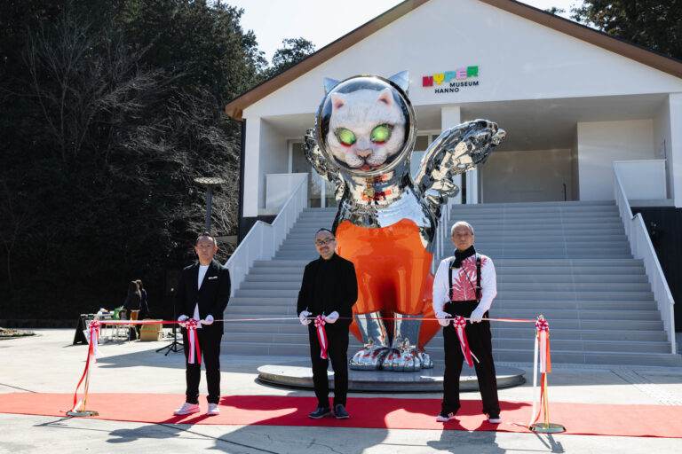 メッツァビレッジに現代美術館「ハイパーミュージアム飯能」が3/1にオープン！メディア向けに内覧会開催。ヤノベケンジや館長後藤らによるテープカットのメイン画像