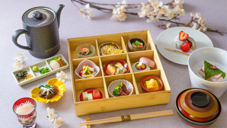 【高輪エリアのプリンスホテル】17種類約210本の桜により春色に染まる日本庭園の特等席で味わう「絶景朝食」や「桜の竹あかりライトアップ」を今年も開催のメイン画像