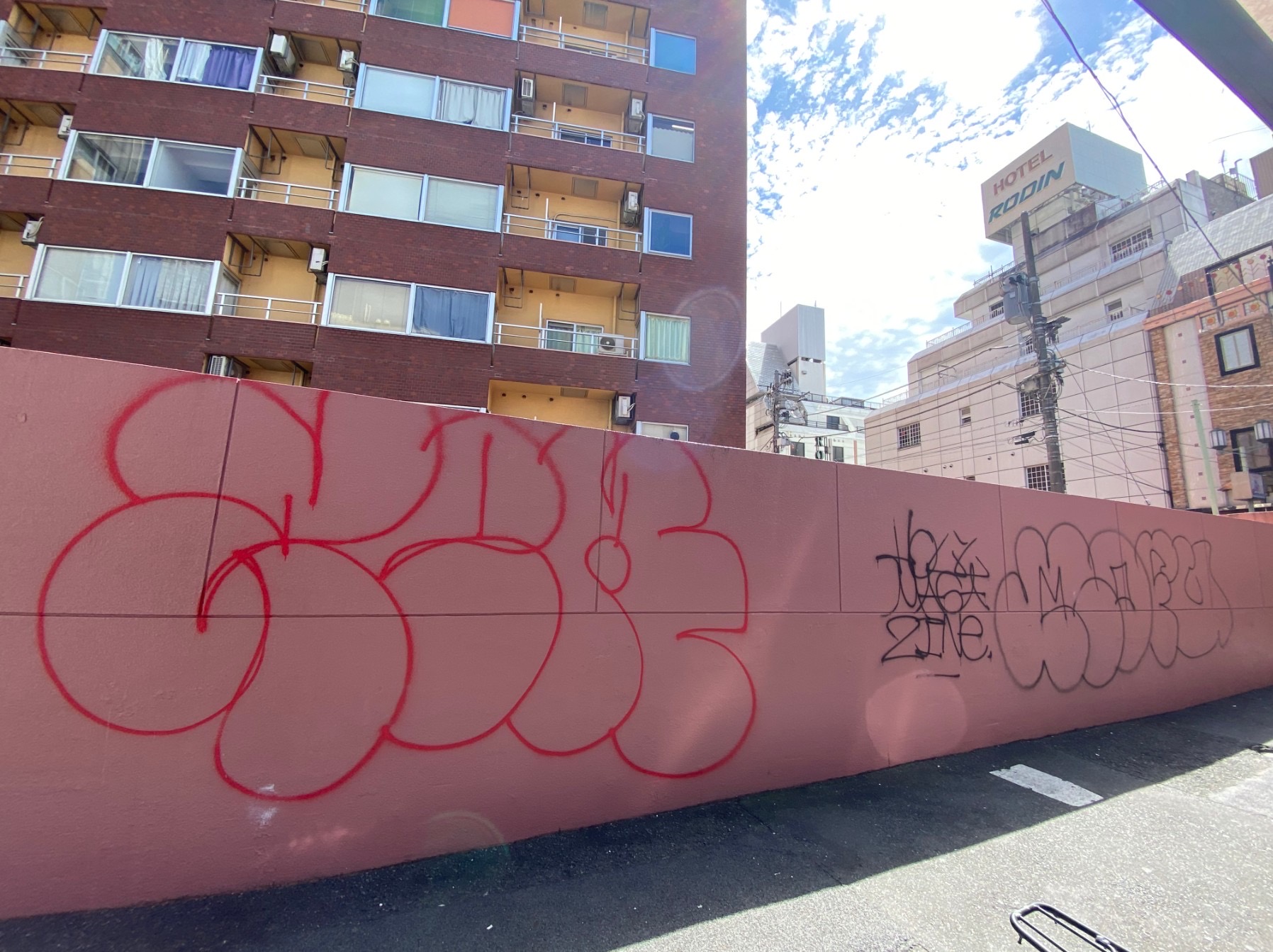 渋谷区と連携した清掃イベント「壁の落書き消しマッスル」　35度を超える真夏の渋谷でバルクアップしたマッチョ集団が街に蔓延る巨大落書きを消去【事後レポート】のサブ画像2