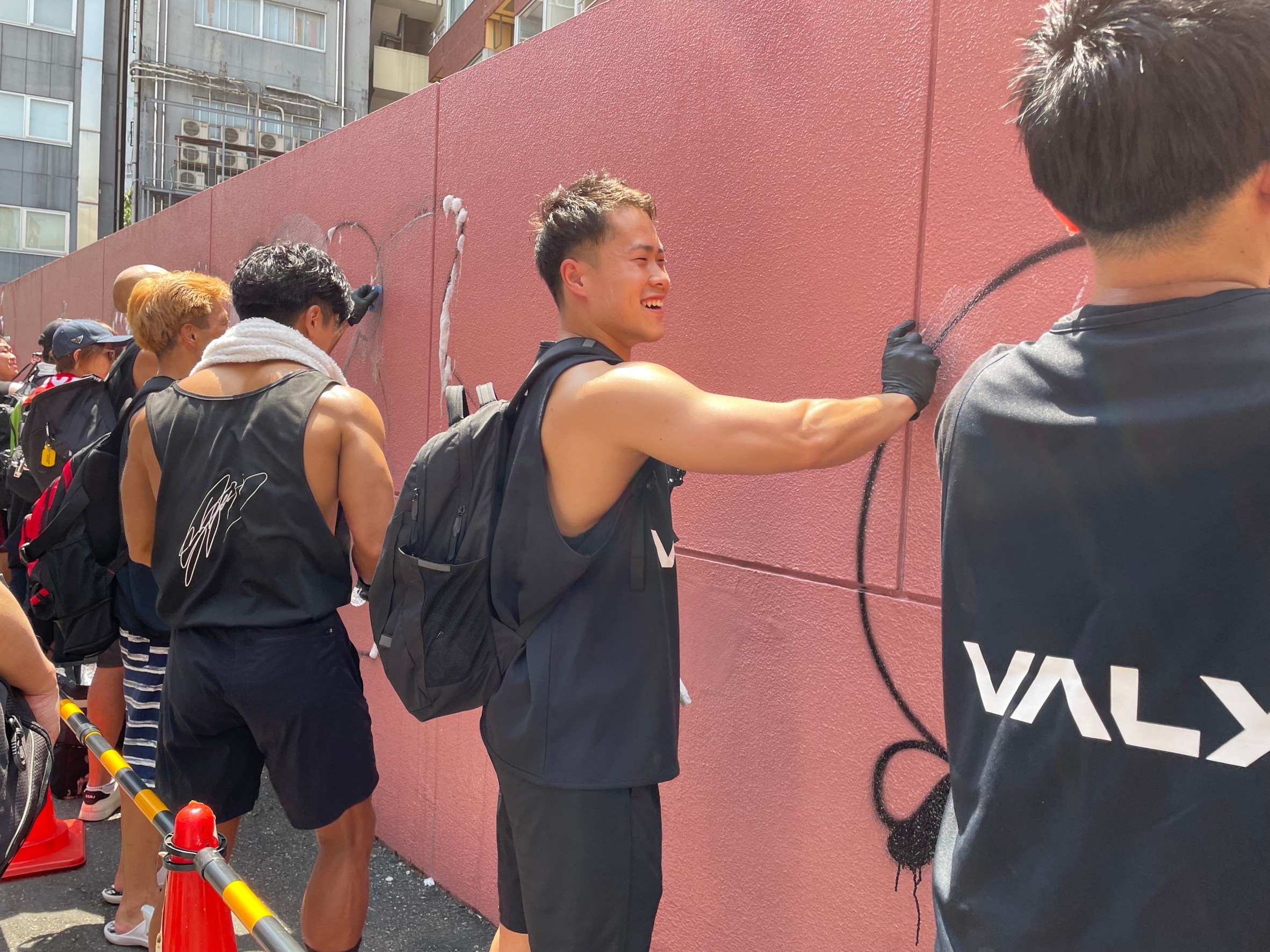 渋谷区と連携した清掃イベント「壁の落書き消しマッスル」　35度を超える真夏の渋谷でバルクアップしたマッチョ集団が街に蔓延る巨大落書きを消去【事後レポート】のサブ画像4