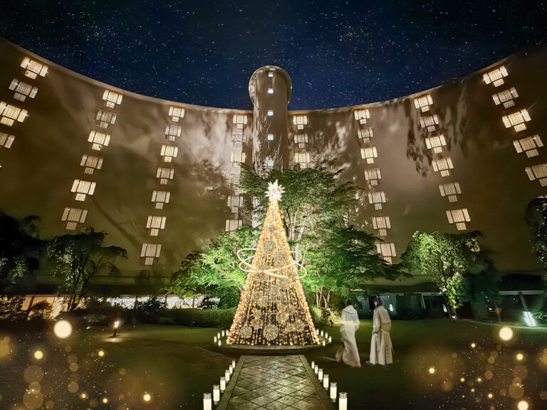 【ザ・プリンス 京都宝ヶ池】オーナメントに「竹」素材と伝統工芸の「裂地」を使用　やさしい光を放つツリーで、ホテル中庭が特別な空間に。のメイン画像