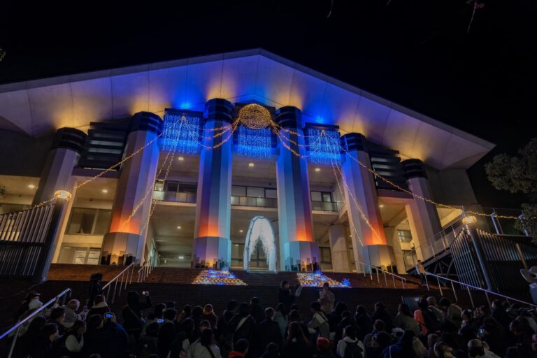 通りを行き交う人々をイルミネーションで暖かい気持ちに。芸大生が大学キャンパスを光で演出！京都芸術大学 瓜生山キャンパスを12月13日（金）から点灯！冬の大学の玄関口を色鮮やかに彩りますのメイン画像