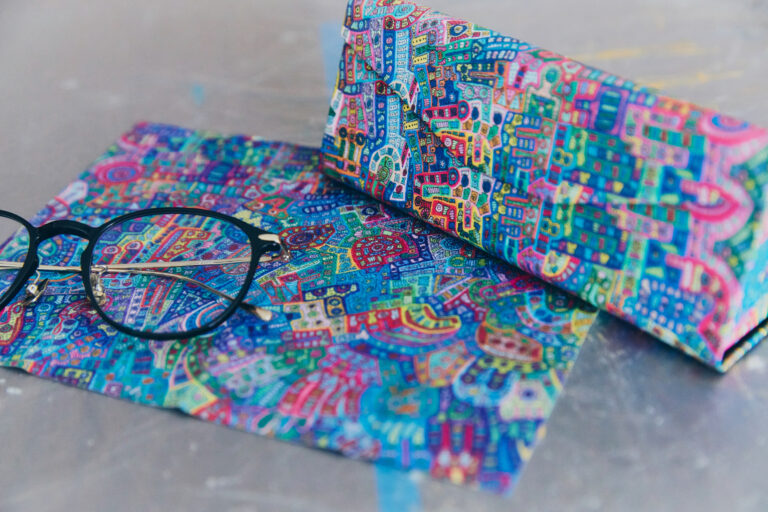 異彩で、色彩で、世界と未来を照らす逸品。アーティスト・カミジョウミカ氏の作品を起用した「HERALBONY｜JINS ケース・セリート」6/12（木）発売のメイン画像