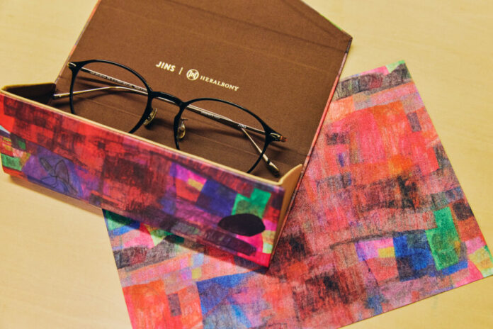 27384_372_main 時間の積み重ねが、色彩に深みをもたらす逸品。 アーティスト・吉川真美氏の作品を起用した 「JINS|HERALBONY ケース・セリート」4/16(木)発売のメイン画像