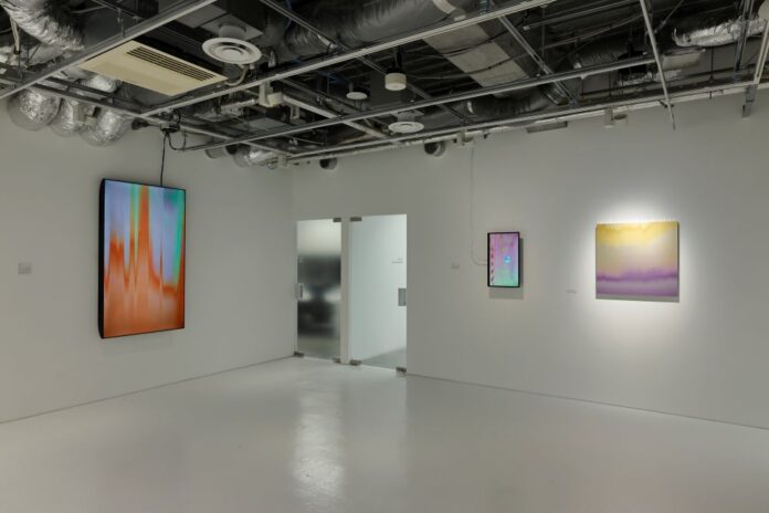 クリエイティビティを刺激するJINS東京本社。アーティスト・YOSHIROTTEN氏のオリジナル作品を展示。不可視の光へのアプローチで、JINSのルーツ・文化を表現。のメイン画像