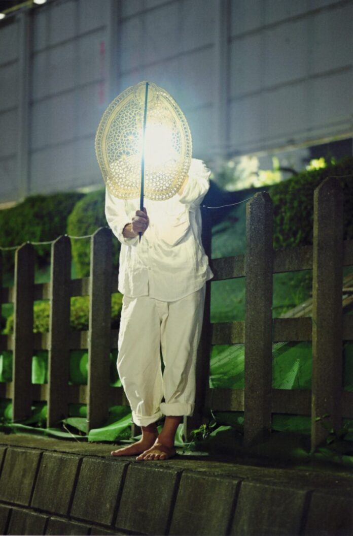 影と音に導かれ、夜の森を練り歩く──福島・富岡町で「もうひとつのお盆」《たまゆらの盆》開催のメイン画像