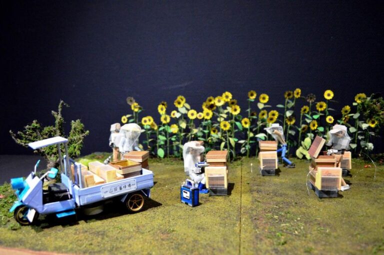 フランスの「アール・ブリュット　ジャポネⅡ展」に選出された、山田養蜂場グループ特例子会社の従業員 山根 暁 制作のジオラマ作品を展示のメイン画像