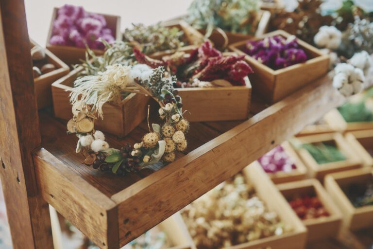 神戸布引ハーブ園収穫のドライフラワーを選び放題！「秋の収穫祭2024」特別限定企画「リースキット販売 -自然の恵みを暮らしのアイテムに-」を開催。ご自宅で、好きな花材で自分だけのナチュラルリース作りをのメイン画像