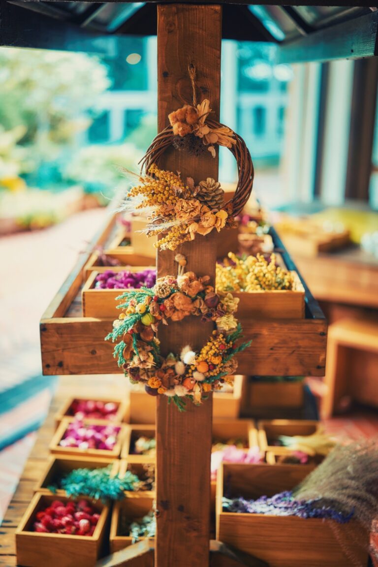 ドライフラワーを選び放題！「秋の収穫祭2025　リースキット販売 -自然の恵みを暮らしのアイテムに-」を開催。神戸布引ハーブ園の秋限定の人気企画です。ご自宅で自分だけのナチュラルリースをつくれます。のメイン画像