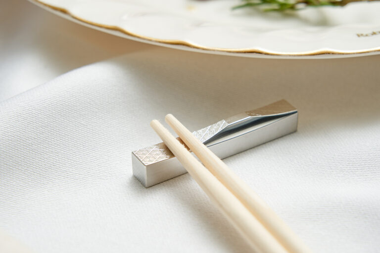 【兄弟経営者の挑戦】日本の町工場の技術力を伝えたい！大阪・八尾の金型工場が自社の金属加工技術を広めるために企画した、ステンレス製の富士山型お箸置き「ITADAKI chopstick rest」のメイン画像