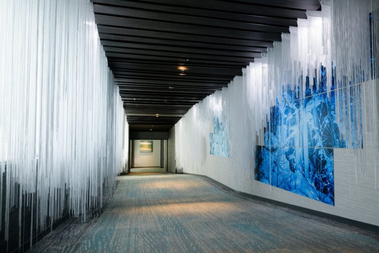 【奥入瀬渓流ホテル】昼夜で異なる氷瀑（ひょうばく）の雄大で幻想的な美しさを表現した「氷瀑アートストリート」誕生のメイン画像