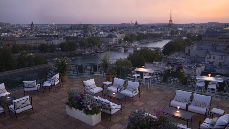 シュバル・ブラン パリは、盛夏を満喫するためのふたつのランデブー《ル・ジャルダン Le Jardin》と《セレスト Céleste》を暑気と日常の地上から離れたパリの宙空に設ました。のメイン画像