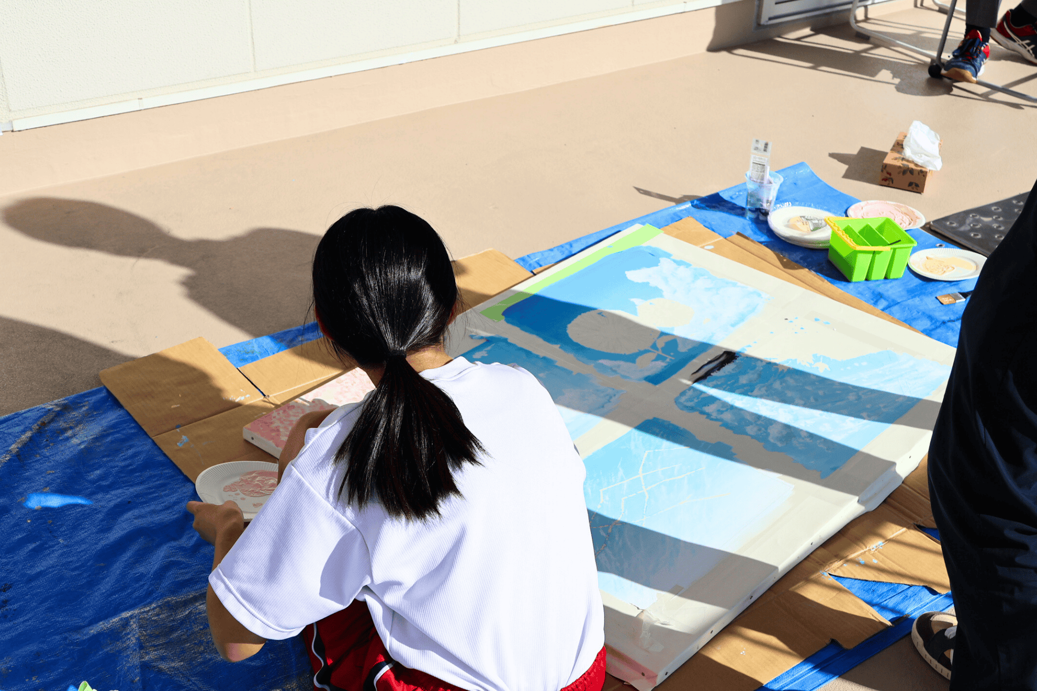 3年間の集大成となる「卒業プロジェクト」展。探究・プロジェクト型の学びを進める追手門学院高校 創造コースのサブ画像3_「四季の空」を描く山崎さん