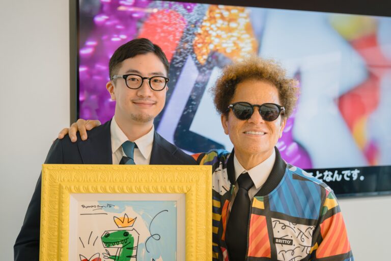 1本100万円。世界的なポップアーティスト ロメロ・ブリット氏と日本酒ブランド「SAKE HUNDRED」がコラボレーションを発表のメイン画像