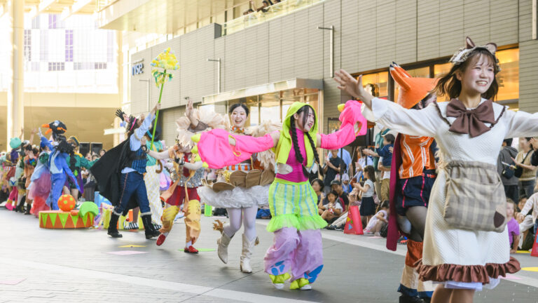 多摩美生がアートで街を劇場に。二子玉川ライズとの産学連携プロジェクト、広場演劇『はいしゃっく』を10月に上演。アート作品のチャリティー販売や保育園児との会場美術のコラボも実施。のメイン画像