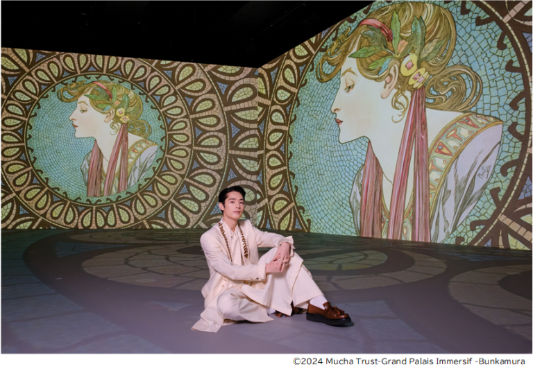 本日開幕！ミュシャにおぼれる、圧倒的イマーシブ空間「グラン・パレ・イマーシブ 永遠のミュシャ」俳優の塩野瑛久さんが開幕に先立ち来場のメイン画像