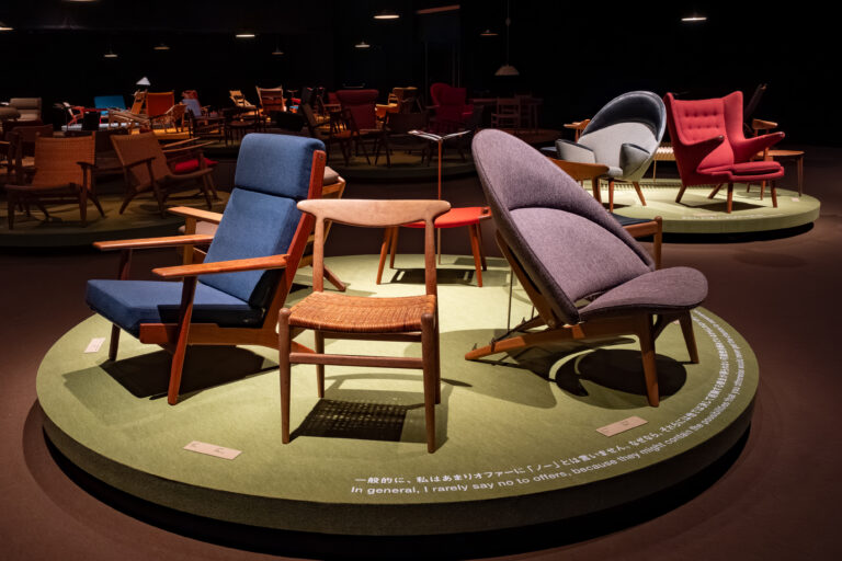 名作椅子に座れる！「ハンス・ウェグナー展」渋谷で1/18まで好評開催中！クリスマスウィークはウェグナー展へ　来場者に限定ステッカーをプレゼントのメイン画像