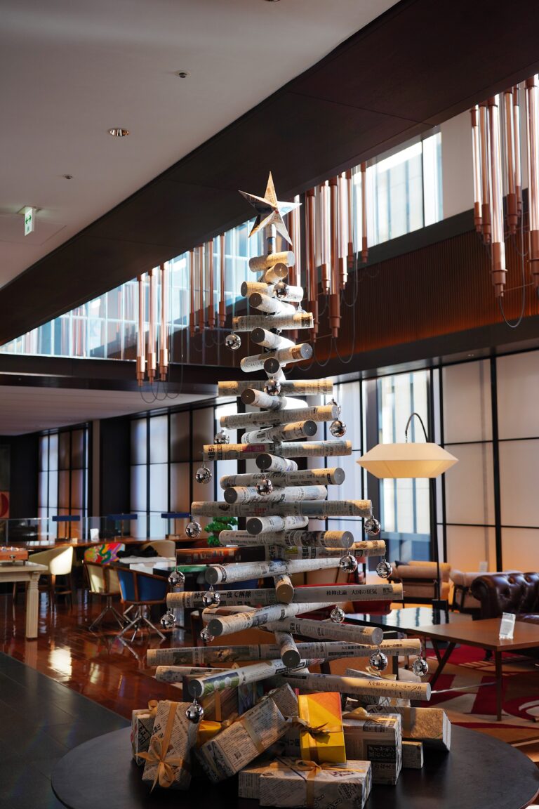 新聞社の記憶が残る銀座に“新聞”と“文字”をテーマにしたアートなクリスマスツリーが登場のメイン画像