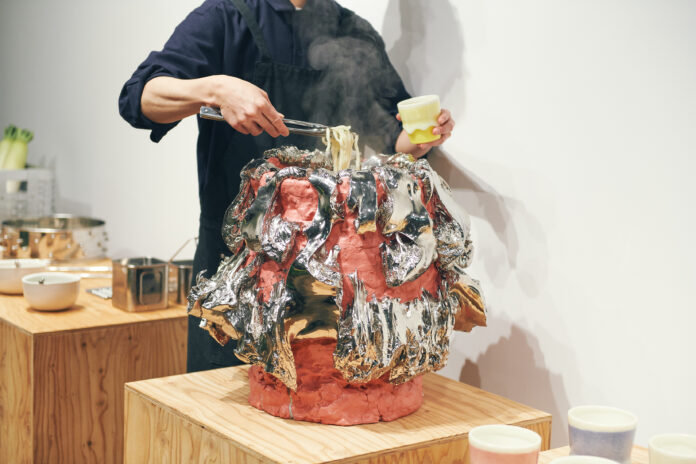 桑田卓郎＋く「窯上げうどん」をGallery & Restaurant 舞台裏（麻布台ヒルズ）にて2025年1月25日（土）より開催中。アーティストの作品で食事ができるイベントものメイン画像