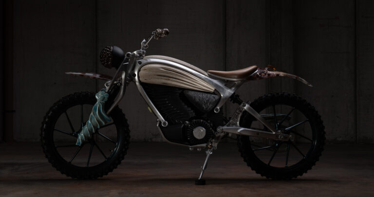 真の価値を追求したデザインと最先端のテクノロジーが融合。FLYING FLEA、世界初の芸術的なモーターサイクル「MOTOTOTEM」を2025 年の Salone del Mobile で発表のメイン画像