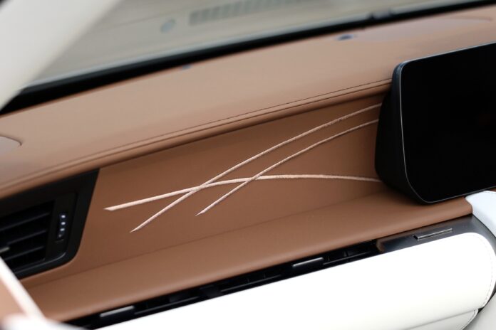 レクサス×タジマ 共創で実現したLC特別仕様車グラデーション刺繍のメイン画像