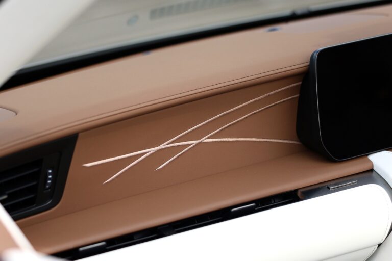 レクサス×タジマ 共創で実現したLC特別仕様車グラデーション刺繍のメイン画像