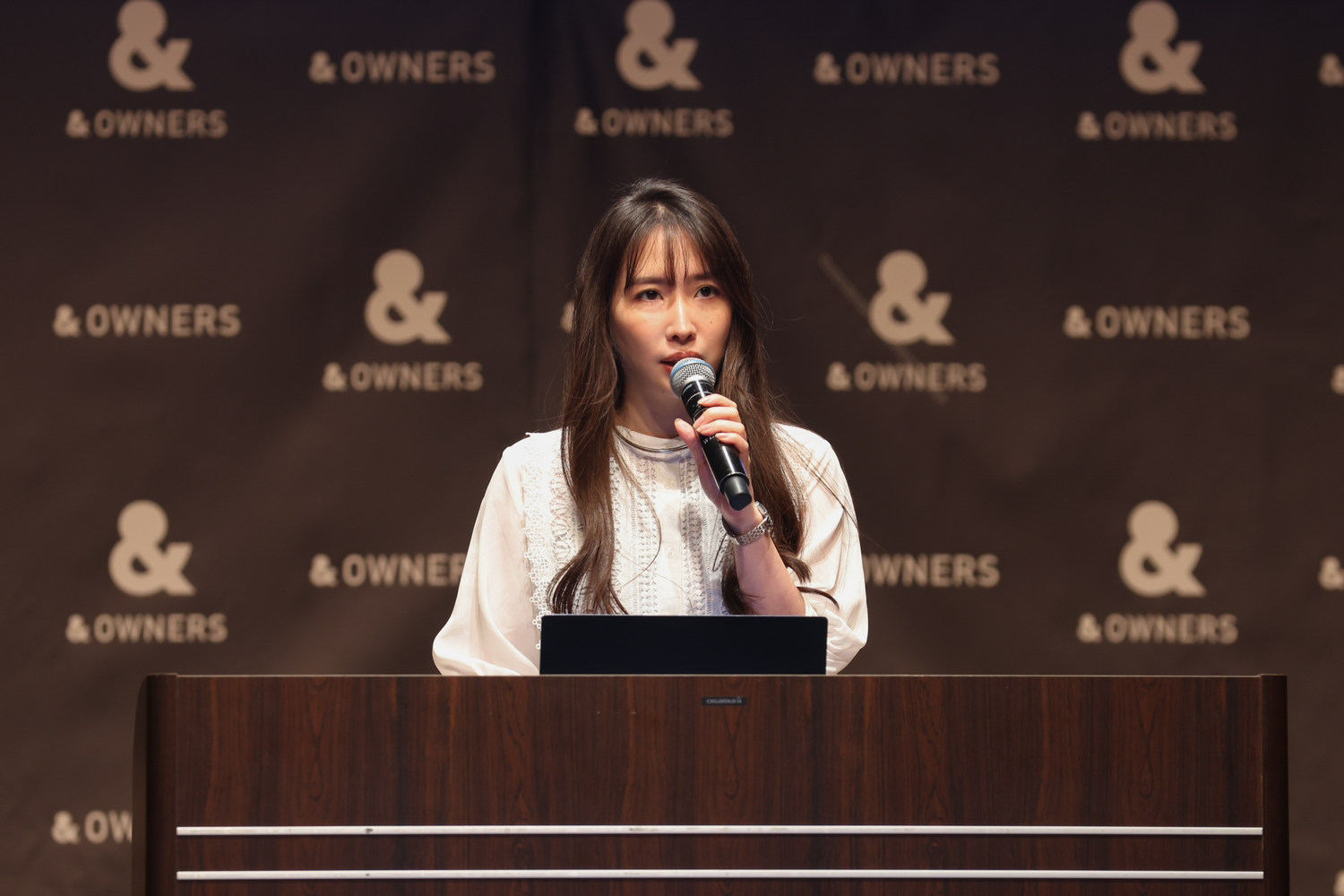 「＆ OWNERS(アンドオーナーズ)」ランボルギーニお披露目発表会 イベントレポートのサブ画像3_松園 詩織による挨拶並びにプレゼンテーション