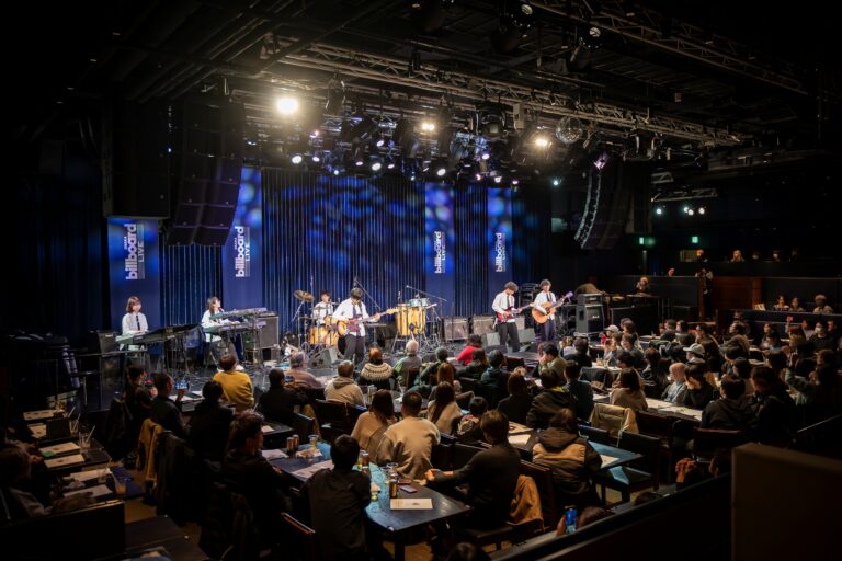 【イベントレポート】オリジナル楽曲や学科を超えたコラボ映像も披露　2年間の集大成として全14曲を熱演！ポピュラー音楽コース卒業コンサートを「ビルボードライブ大阪」で開催のメイン画像