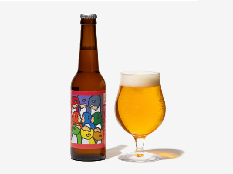 長野県軽井沢町からつながる味わい。アーティスト佐々木卓也氏の作品とクラフトビール「KOKAGE BEER」とコラボレーションしたアートラベルボトル『泡村麦酒』。2024年7月復刻メニューとして提供開始のメイン画像