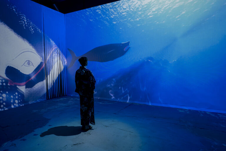 一旗プロデュース「動き出す浮世絵展 MILANO」の公式記録映像“藍”を公開。世界で「ジャパン・ブルー」と絶賛され、その美しさに多くの人が魅了される「藍色」をテーマとする映像空間。のメイン画像