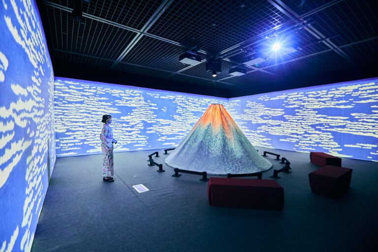 一旗プロデュース「動き出す浮世絵展 KAGOSHIMA」の公式記録映像“雅”を公開。ポップカルチャーとして親しまれた浮世絵の中でも、特に鮮やかでポップな作品を厳選し、煌びやかに彩る映像空間。のメイン画像