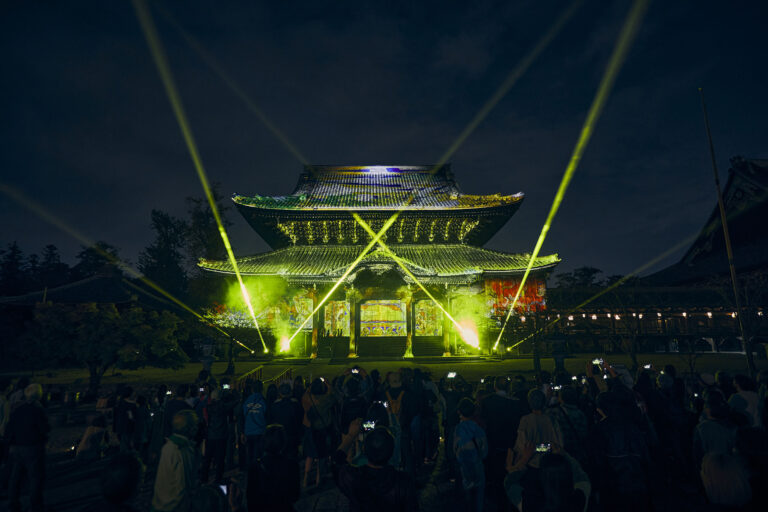 一旗プロデュース「高田本山専修寺 国宝御影堂・国宝如来堂 デジタルアートナイト 2024 国宝如来堂 プロジェクションマッピング」の公式記録映像を公開。壮麗な国宝建造物に文化財のデジタル映像を投影。のメイン画像