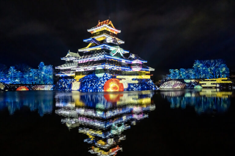 【開催中】一旗プロデュース「国宝 松本城天守 プロジェクションマッピング 2024-2025」の来場者数が10万人を突破。プロジェクションマッピングとレーザーマッピングを融合させたダイナミックな演出。のメイン画像