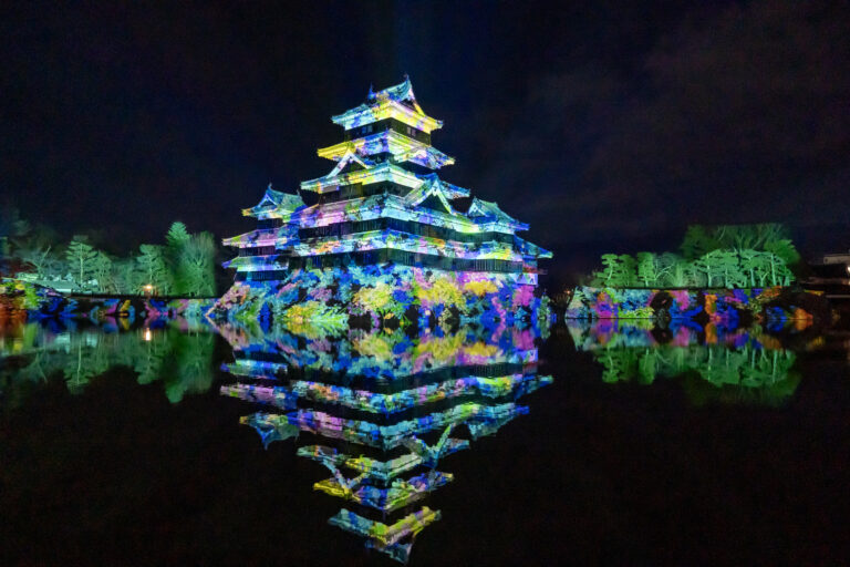一旗プロデュース「国宝 松本城天守 プロジェクションマッピング 2024-2025」の来場者数が15万人を突破。プロジェクションマッピングとレーザーマッピングを融合させたダイナミックな演出。のメイン画像
