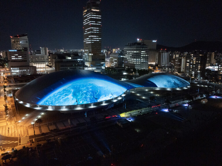 【開催中】一旗プロデュース「あなぶきアリーナ香川 プロジェクションマッピング 2025」を香川県高松市で開催。中四国最大級のアリーナの屋根に壮大なスケールの映像を投影。ドローン空撮写真を公開。のメイン画像