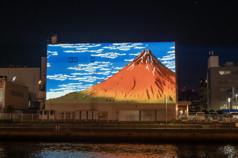 「天王洲・キャナルサイド プロジェクションマッピング HOKUSAI IMMERSIVE ART（北斎 イマーシブアート）」の公式記録映像を公開。葛飾北斎の「冨嶽三十六景」など浮世絵の映像を投影。のメイン画像