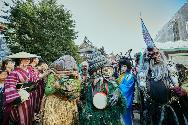 一旗プロデュース「動き出す妖怪展 NAGOYA」の関連イベント『大須YOKAI百鬼夜行パレード presented by 動き出す妖怪展』の公式記録写真を公開。様々な妖怪たちが練り歩く大須の異世界。のメイン画像