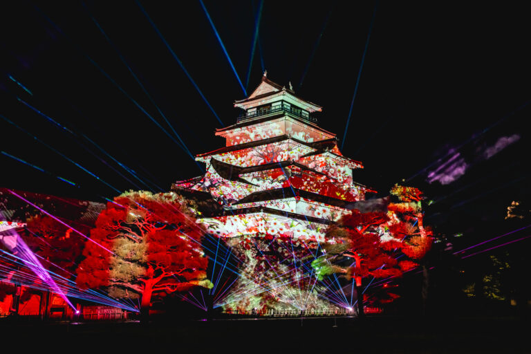 【開催中】鶴ヶ城天守閣再建60周年記念事業「鶴ヶ城 プロジェクションマッピング 2025」を福島県会津若松市で10月5日まで開催中。公式記録写真を公開。鶴ヶ城で6年ぶりのプロジェクションマッピング。のメイン画像