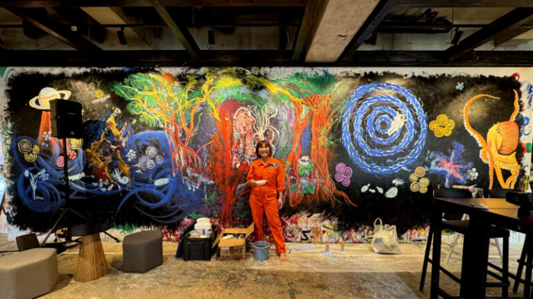 石垣島が宇宙に！酒蔵運営のギャラリー『進化するアートウォール』のメイン画像