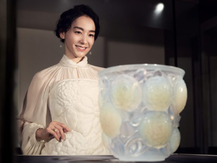 「ルネ・ラリック展－ガレ、ドームから続く華麗なるフランスの装飾美術－」アンバサダーの篠原ともえさんがルネ・ラリックの作品をイメージした装いで登場！のメイン画像