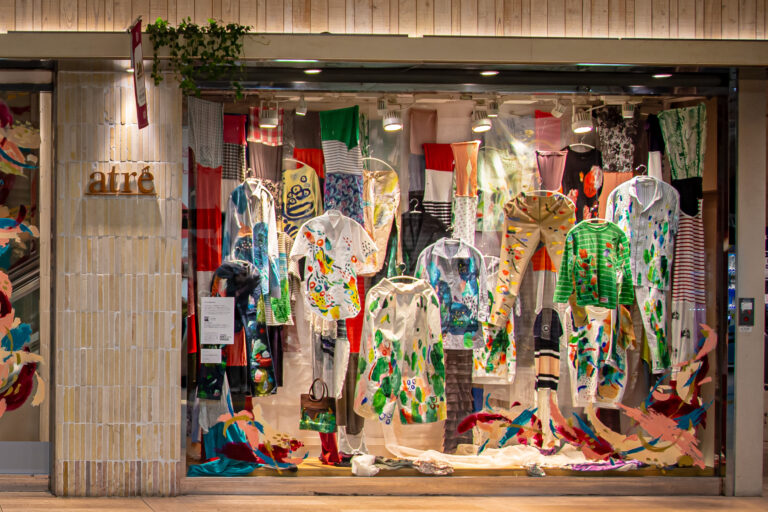 【廃棄物を宝物に】捨てられる古着を集めてアトレ四谷をアート空間に！　みんなでつくる、アート×SDGｓの1か月間！！のメイン画像