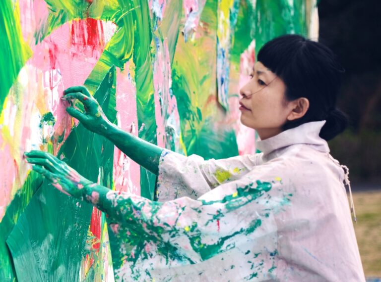 第一回 前橋国際芸術祭 2026 コラボレーション企画　白井屋ホテルアートイルミネーション2026 『ミロコマチコ at SHIROIYA 《空気に根をおろす》』開催のメイン画像