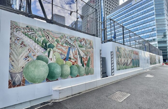 52843_472_main 日本橋川沿いの回遊とにぎわいを創出「八重洲一丁目北地区第一種市街地再開発事業」工事用仮囲いを活用したアート作品の展示を開始のメイン画像