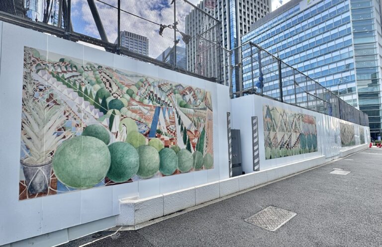 日本橋川沿いの回遊とにぎわいを創出「八重洲一丁目北地区第一種市街地再開発事業」工事用仮囲いを活用したアート作品の展示を開始のメイン画像
