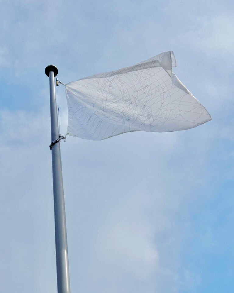 金沢の現代アート美術館「KAMU kanazawa」と「三谷産業」が旗を媒体とした新プロジェクトを始動。初回はライアン・ガンダーの「Inside the periphery」を6月4日より公開。のメイン画像