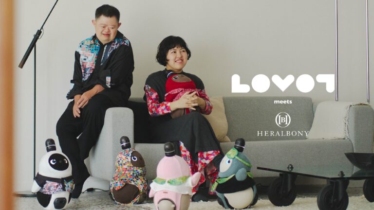 『LOVOT』が「ヘラルボニー」とコラボレーション。異彩を放つアーティストの作品が、『LOVOT』との日常を彩るウェアコレクションに。のメイン画像