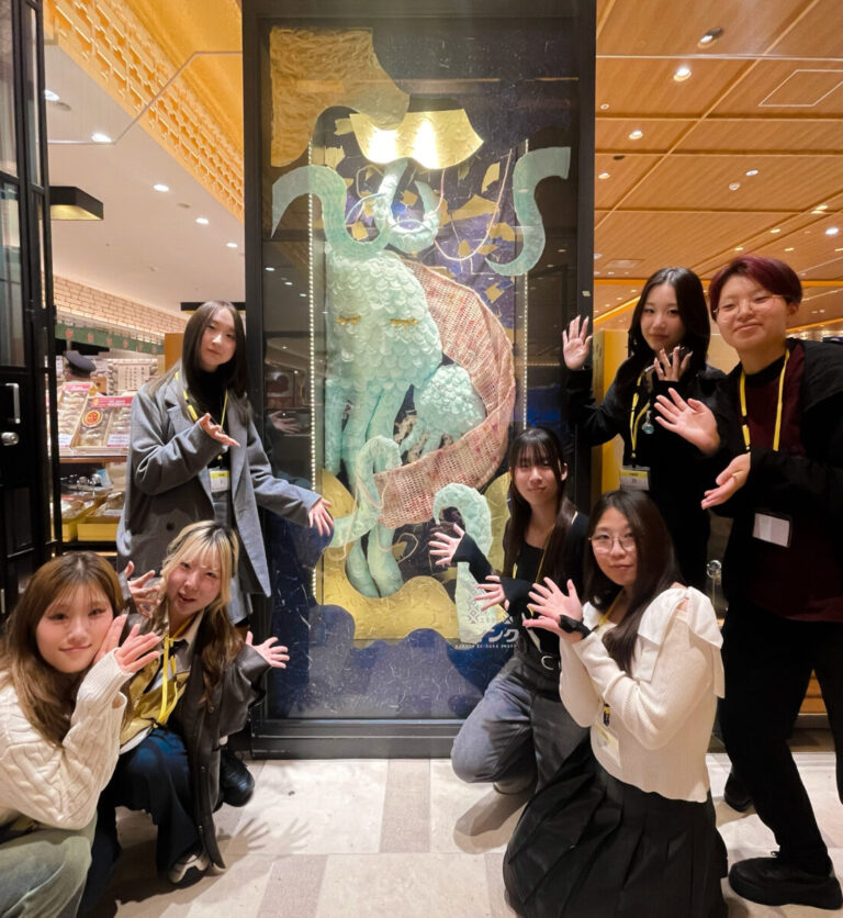 福岡　麻生建築＆デザイン専門学校の学生作品が「学生ディスプレイデザインコンテスト2025 in博多エキナカ"マイング"」にて最優秀賞とマイングお客さま投票賞をダブル受賞！のメイン画像