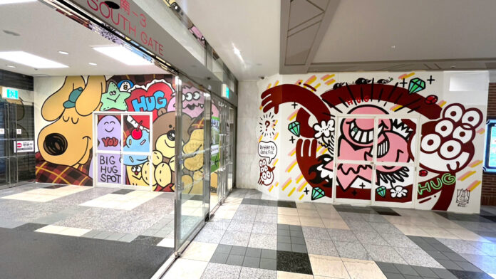 【fence&art】「池袋 サンシャインシティ」にて、心をギュッとあたたかく包み、WELCOMEの気持ちを伝える仮囲いアート“HUG”が登場。のメイン画像