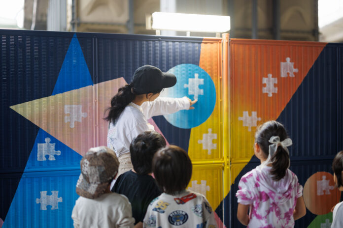 地域の想いをパズルのピースに。親子で仕上げたカラフルなフェンスアートがコトニア赤羽に登場！のメイン画像